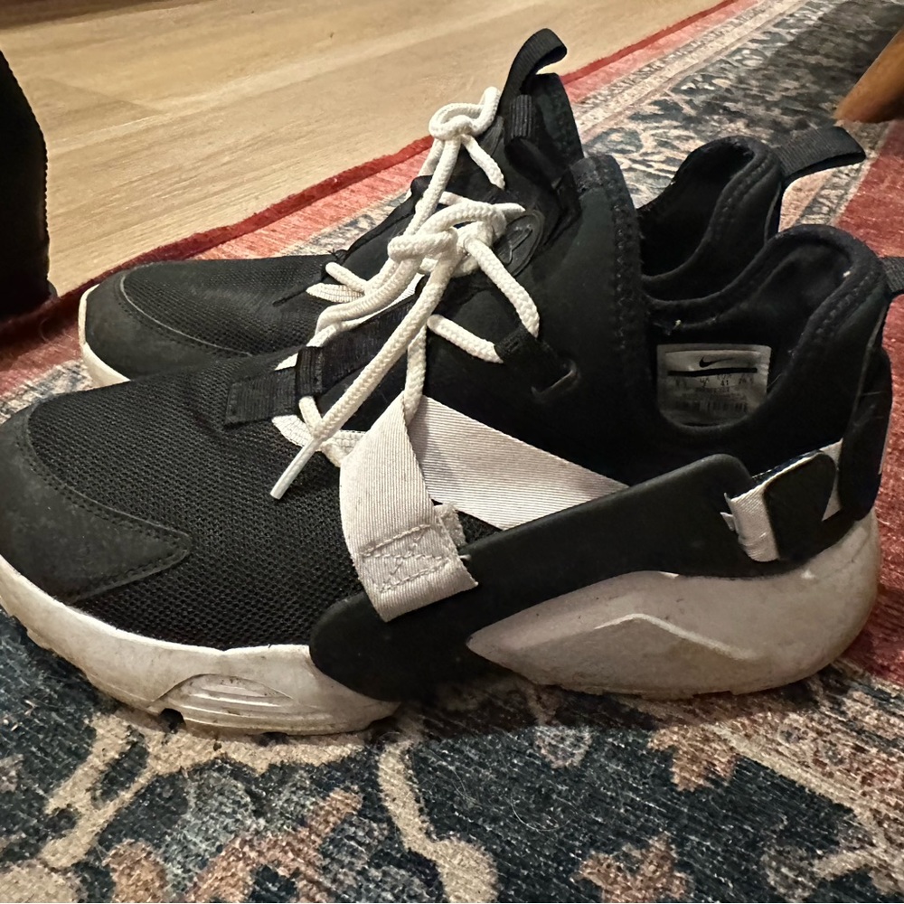 Nike Huarache Black and White Sneakers size 9.5